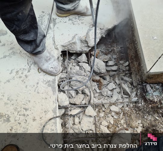 החלפת צנרת ביוב בחצר בית פרטי.
